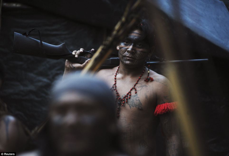 长矛猎枪齐上阵 巴西原始部落驱赶非法采金者（组图）
