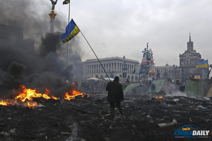 乌克兰冲突持续示威者陈尸广场 总统“休战”承诺未能兑现