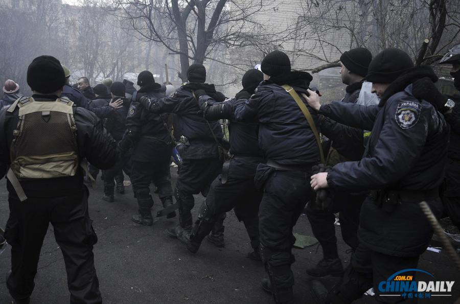 乌克兰冲突持续示威者陈尸广场 总统“休战”承诺未能兑现