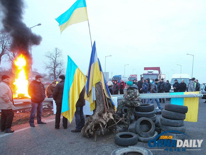 乌克兰民众在边境处焚烧轮胎支持抗议政府