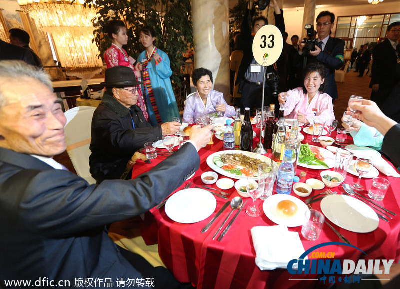 朝韩离散家属团聚活动第二日 家属共进午餐喜笑颜开