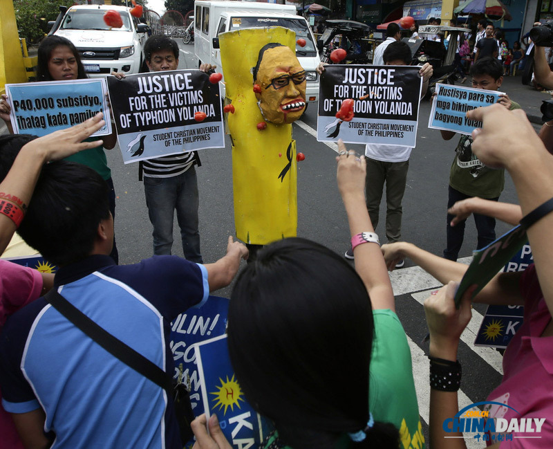 菲律宾民众朝“阿基诺”扔鸡蛋 抗议其拒绝向灾民发补助金