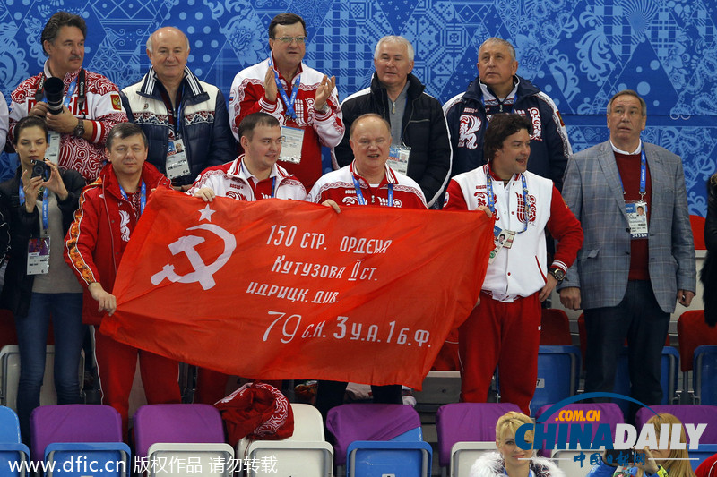 俄罗斯政客冬奥赛场闹事 高举前苏旗帜遭制止