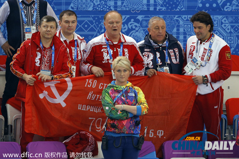 俄罗斯政客冬奥赛场闹事 高举前苏旗帜遭制止