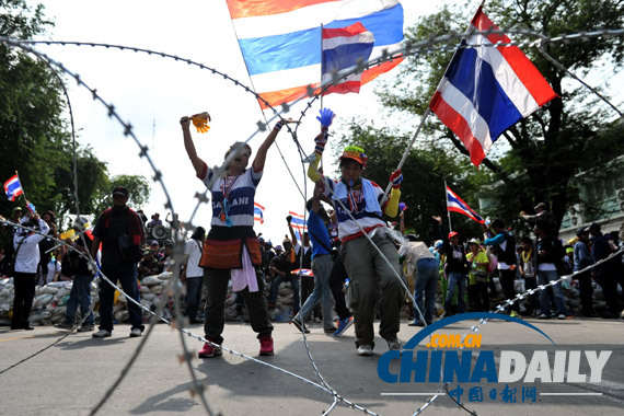 泰国总理英拉离开曼谷数日 枪声爆炸声扰乱抗议活动