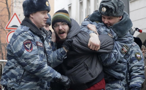 多名示威者在法院外抗议反普京者被审判遭拘