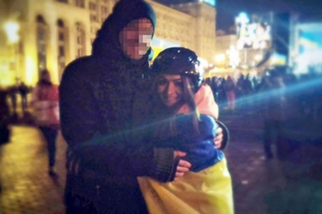 乌克兰美女示威者竟与防暴警察坠入爱河