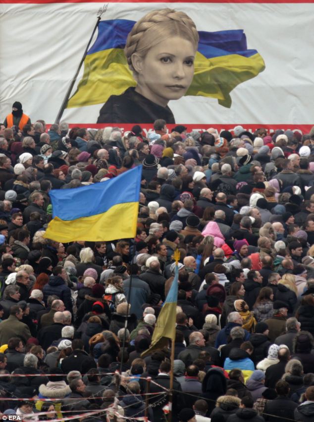 乌克兰美女示威者竟与防暴警察坠入爱河