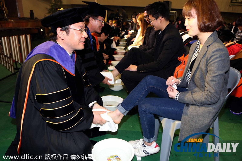 韩国大学校长教授为学生集体洗脚表达关爱（图）