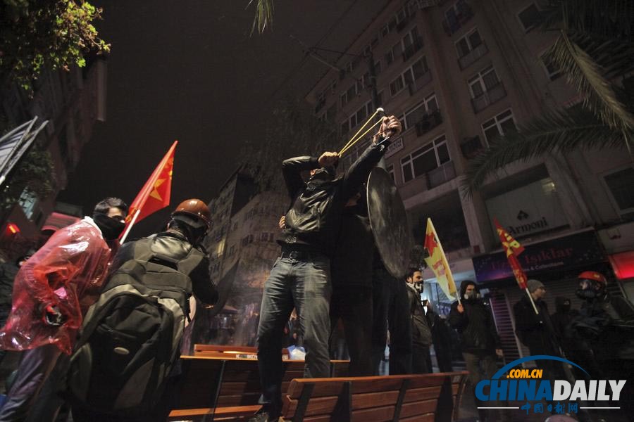 土耳其爆发全国性抗议游行要求政府下台 与警方冲突
