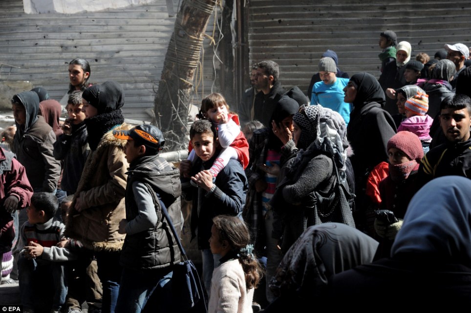联合国大马士革发放救济食品 难民蜂拥而至