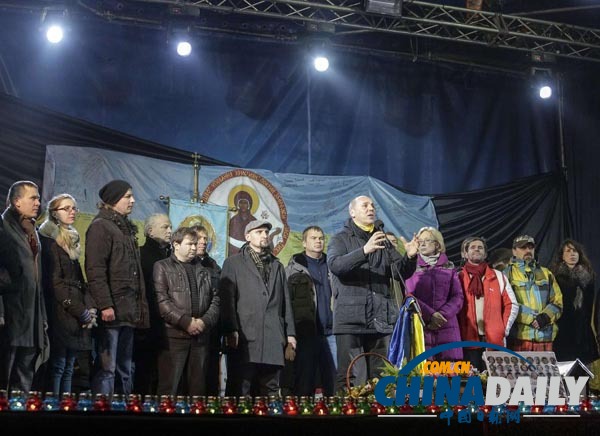 乌克兰示威领袖当选总理 过渡政府成员亮相独立广场