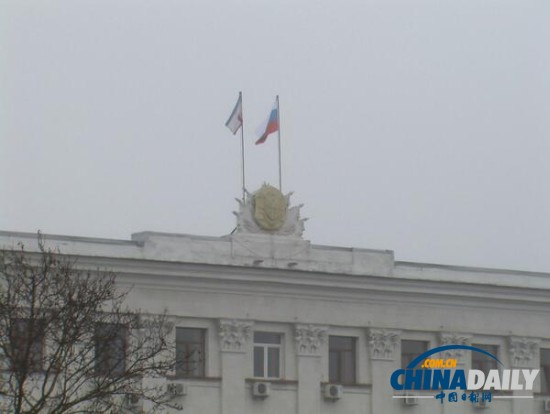 武装人员占领乌克兰克里米亚政府大楼 升俄罗斯国旗
