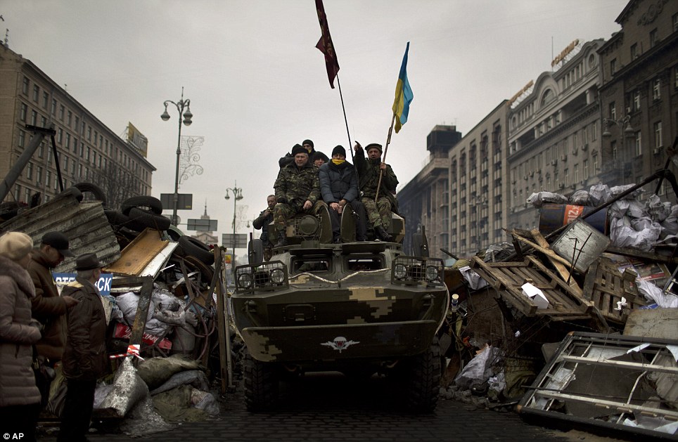 乌克兰过渡政府支持者坐装甲车基辅“巡视”