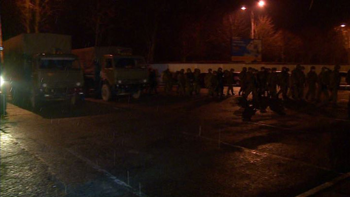 数十名穿军装人员突袭克里米亚机场 寻找空降部队