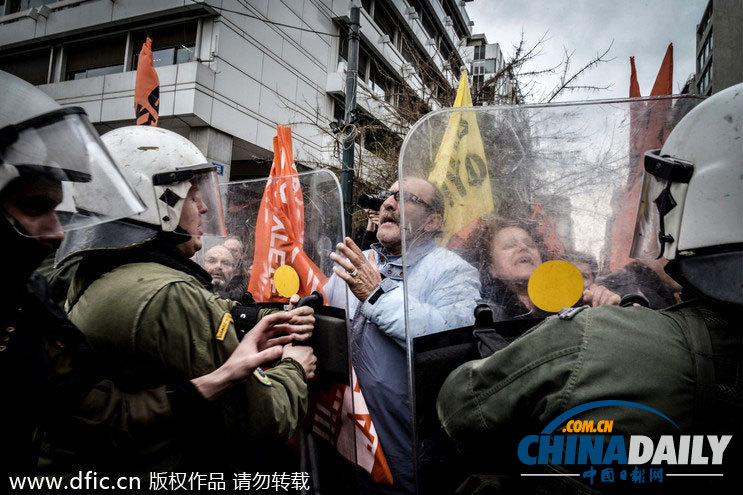 希腊民众游行抗议财政紧缩 与警方冲突多人受伤