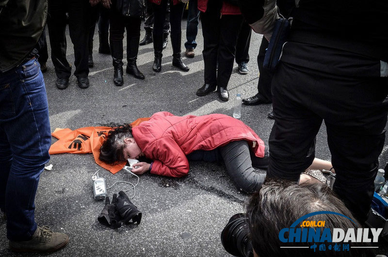 希腊民众游行抗议财政紧缩 与警方冲突多人受伤