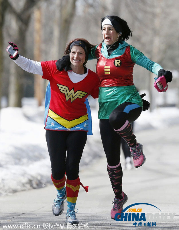 运动员穿卡通服装备战波士顿马拉松 为慈善奔跑欢乐多