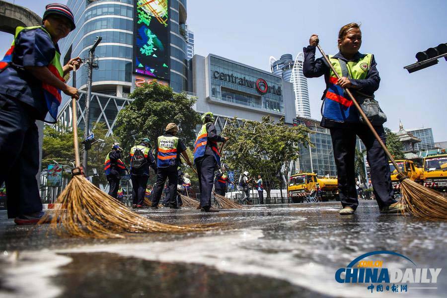 泰国“封锁曼谷”行动结束 工人冲刷街道“掀巨浪”