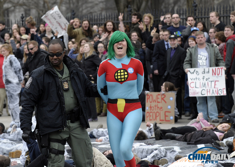 超人、躺尸：美大学生白宫外集会抗议输油管道项目