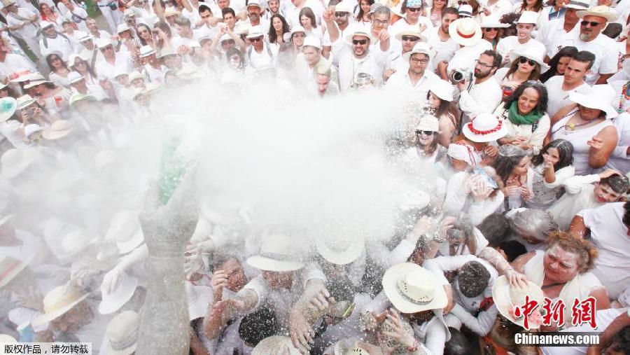 西班牙白色狂欢节 享受刺激爽身粉大战