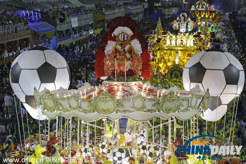 巴西狂欢节足球味浓 两大名将为游览车保驾护航
