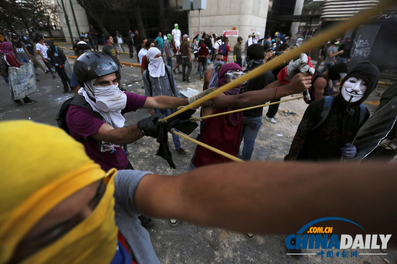 委内瑞拉示威者与防暴警察冲突 焚烧马杜罗假人