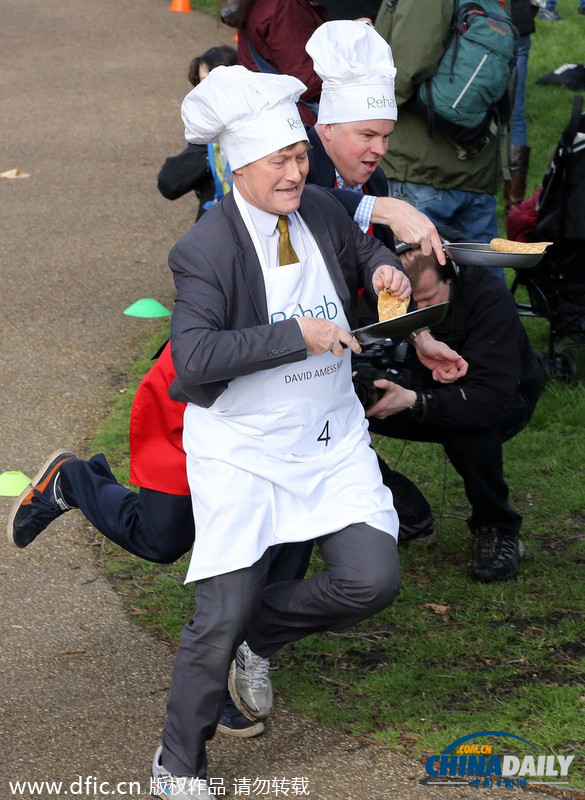英议会举办端煎饼赛跑活动 美女议员不顾形象往前冲
