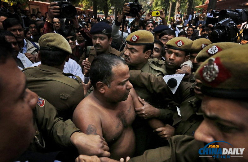 印度亿万富豪因拖欠巨款出庭受审 遭律师泼墨抗议
