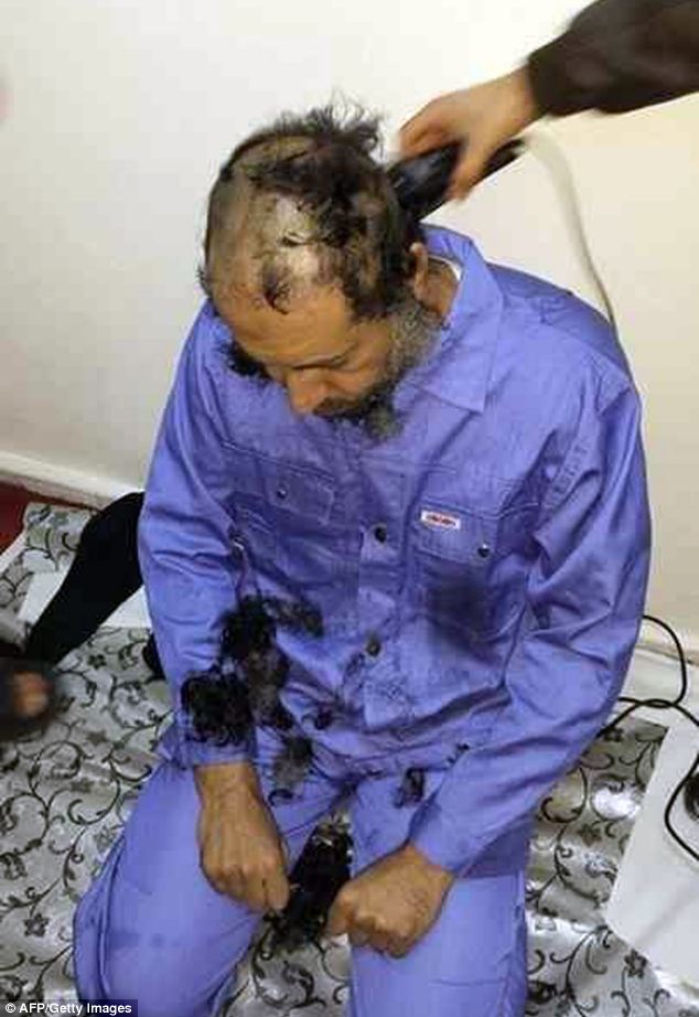 卡扎菲第三子被引渡回国 警卫为其剃头照曝光