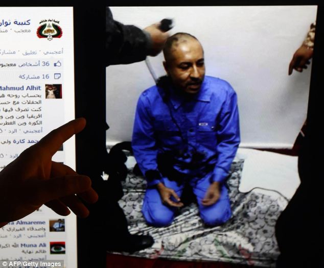 卡扎菲第三子被引渡回国 警卫为其剃头照曝光