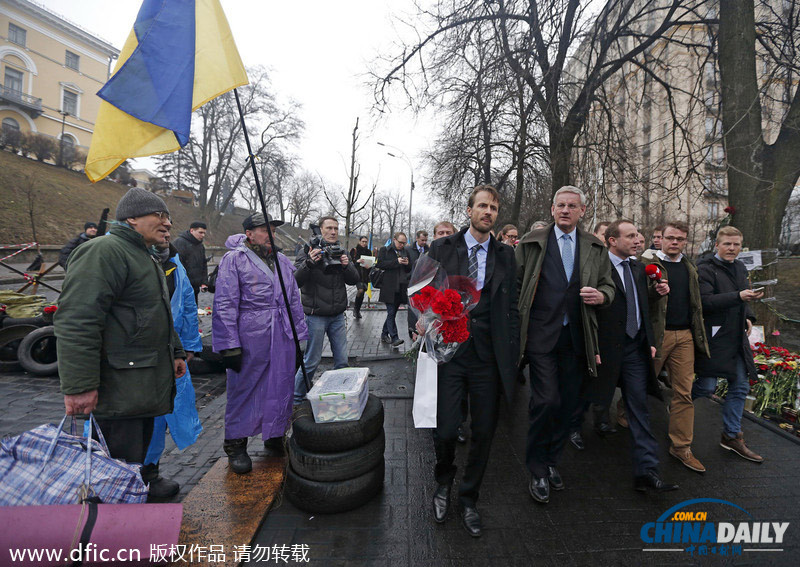 瑞典丹麦外长到访乌克兰 在独立广场为死者献花