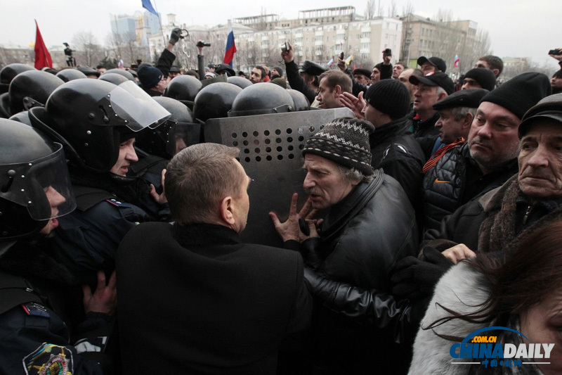 乌克兰示威者占领第四大城市政府大楼 高扬俄国旗