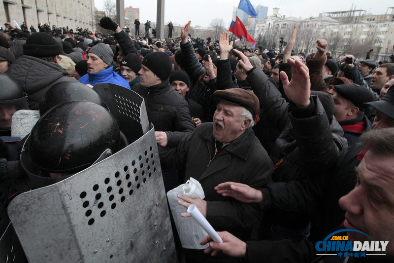 乌克兰示威者占领第四大城市政府大楼 高扬俄国旗