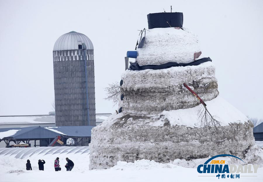 美国农民堆出15米高雪人 引游客驻足留念