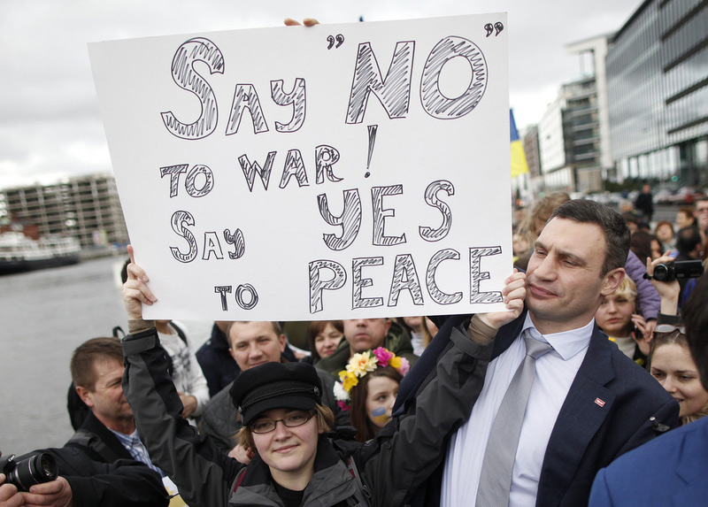 季莫申科重换容颜 与乌克兰反对派领导人亲密拥抱