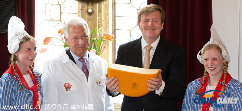 荷兰国王亲自切奶酪 庆祝奶酪博物馆重新开放