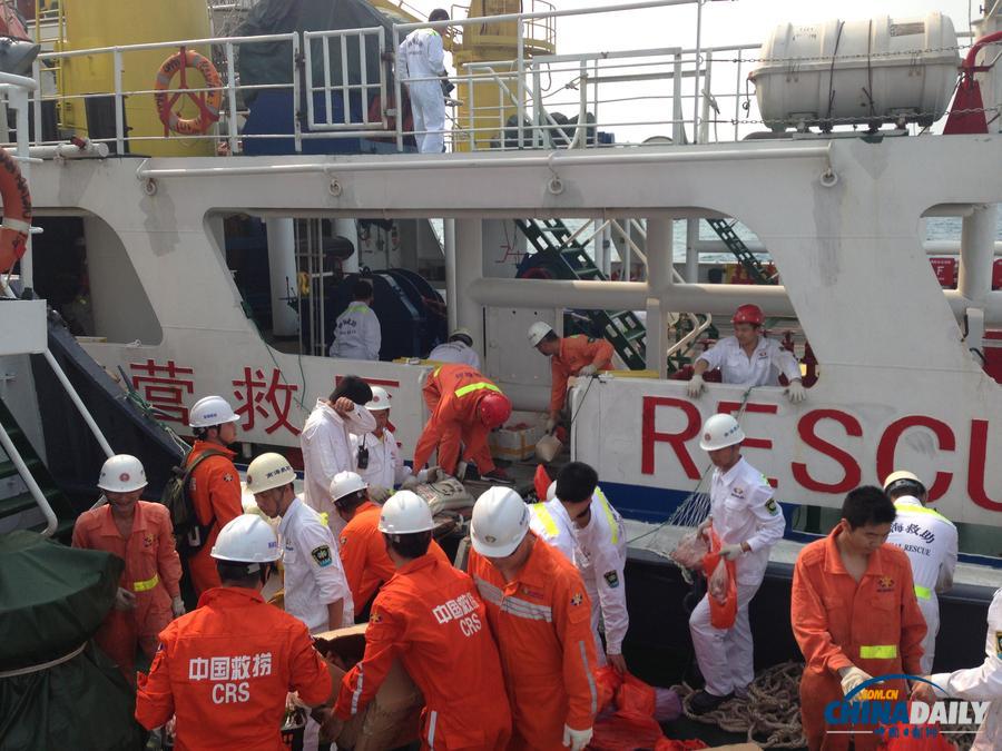 “南海救101”搭载救援专家前往马航失联客机疑似坠落海域