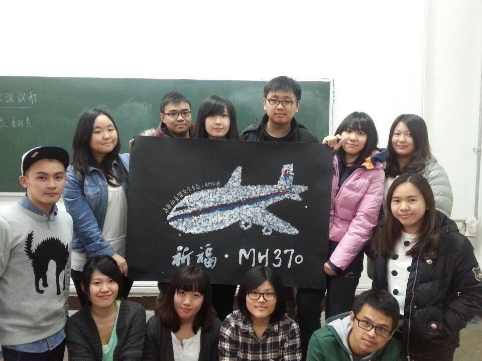 马来留学生手绘指印飞机图 为马航MH370祈福（图）