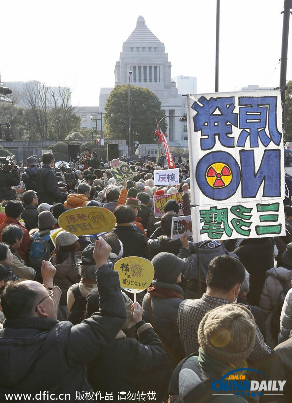 安倍视察福岛试吃海产品 东京3万人举行反核示威