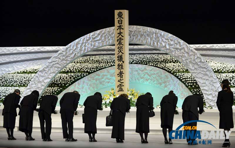 安倍在亡者灵位前鞠躬 纪念日本大地震三周年