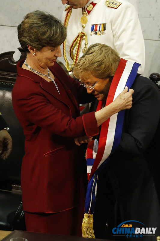 女强人巴切莱特再度当选智利总统 前任皮涅拉拥抱祝贺