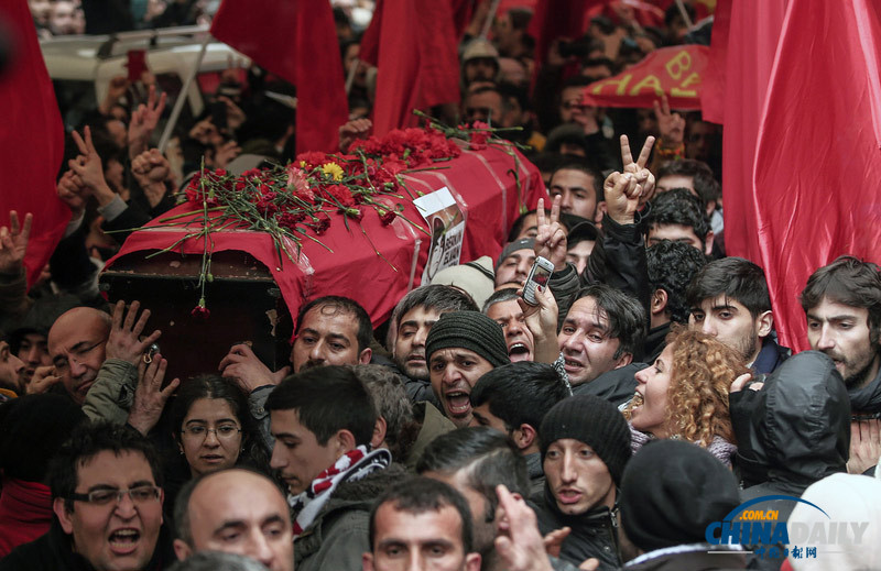 土耳其民众抬棺抗议青年遭袭身亡 警察动用催泪弹高压水枪