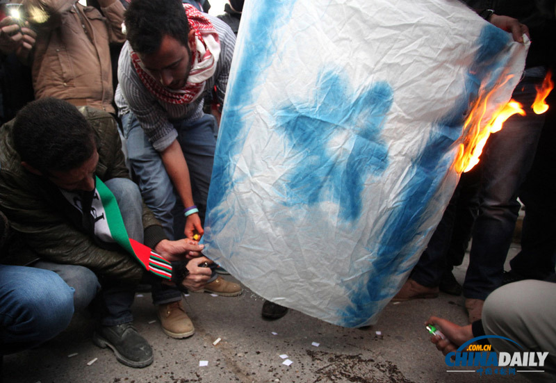 约旦民众焚烧以色列国旗 抗议约一法官被以军打死
