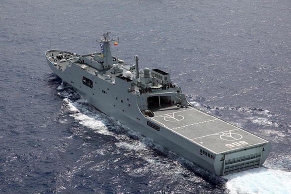 中国海军昆仑山舰抵达马航飞机失联海域投入搜救