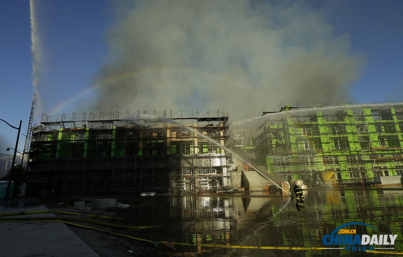 美国旧金山一在建楼房发生大火 浓烟冲天民众围观