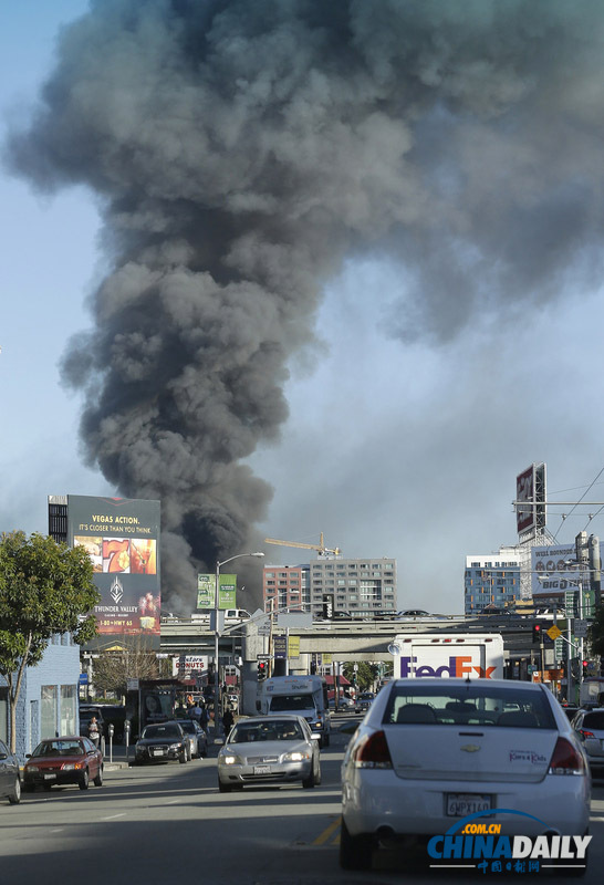 美国旧金山一在建楼房发生大火 浓烟冲天民众围观
