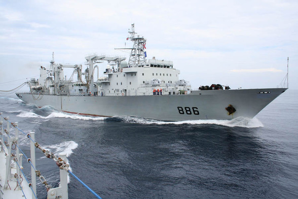 中国海军千岛湖舰开赴泰国湾为执行搜救马航失联飞机任务舰船补给