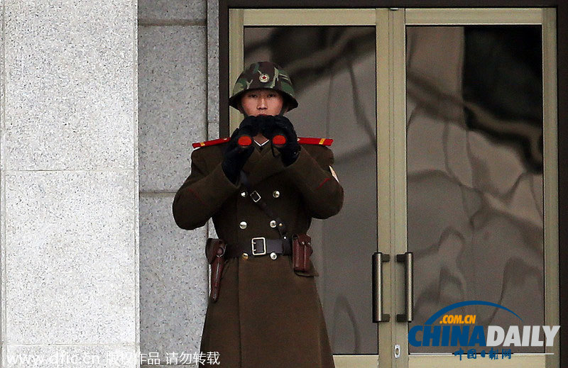 朝韩边境板门店 朝鲜士兵举望远镜向外张望
