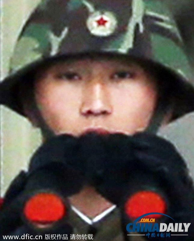 朝韩边境板门店 朝鲜士兵举望远镜向外张望